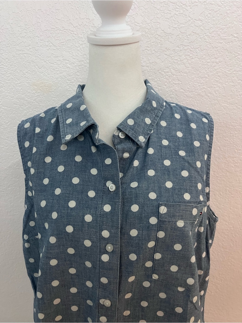 NWT Tommy Hilfiger Polka Dot Sleeveless Button Up Blouse – Women’s Large